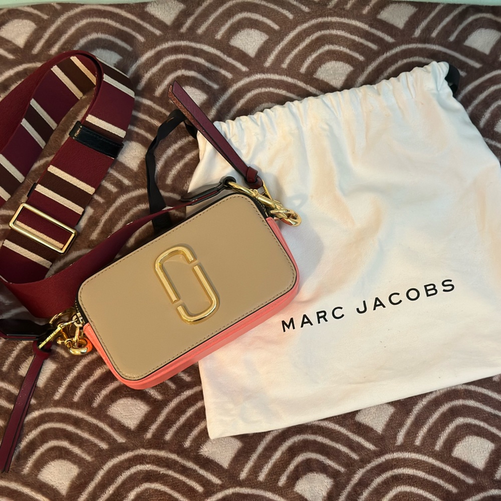 Marc Jacob’s Leather Snapshot Bag purse. Comes with extra strap and Dust bag.